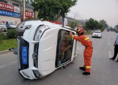 pt电子游戏：小轿车撞上护栏翻车 司机：不知道天窗开关 爬不出去